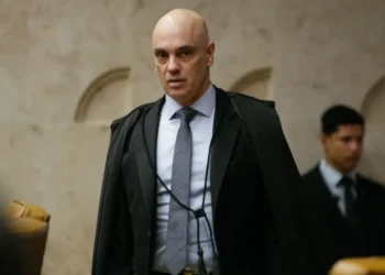 moraes-proibe-flavio-de-visitar-bolsonaro-por-90-dias