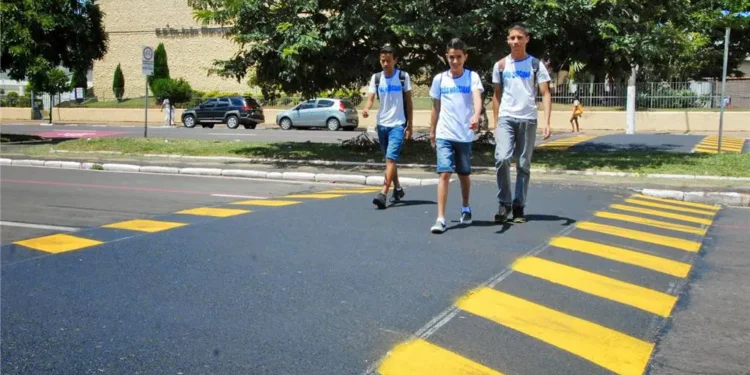 nova-lei-preve-faixas-elevadas-em-frente-a-escolas-e-unidades-de-saude-no-df