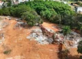 caminhao-e-flagrado-descartando-entulho-de-forma-irregular-e-empresa-e-multada-em-goiania