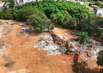 caminhao-e-flagrado-descartando-entulho-de-forma-irregular-e-empresa-e-multada-em-goiania