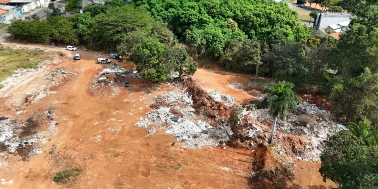 caminhao-e-flagrado-descartando-entulho-de-forma-irregular-e-empresa-e-multada-em-goiania