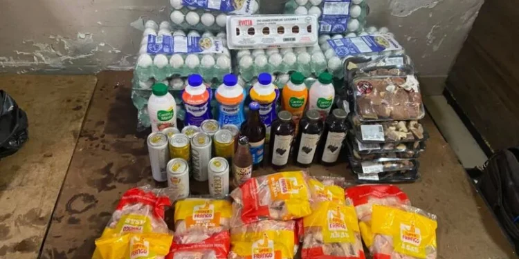 procon-apreende-alimentos-vencidos-e-autua-supermercado-no-parque-amazonia,-em-goiania