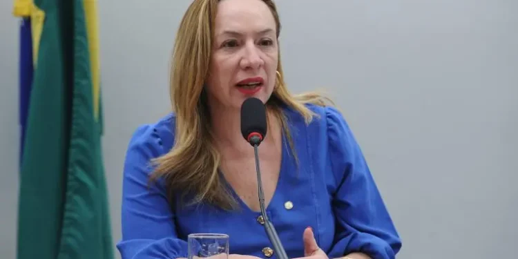 comissao-aprova-projeto-que-obriga-agressor-a-pagar-tornozeleira-eletronica