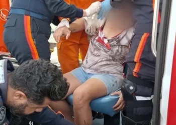 carro-capota-e-despenca-em-ribanceira-de-50-metros;-casal-e-resgatado-em-luziania