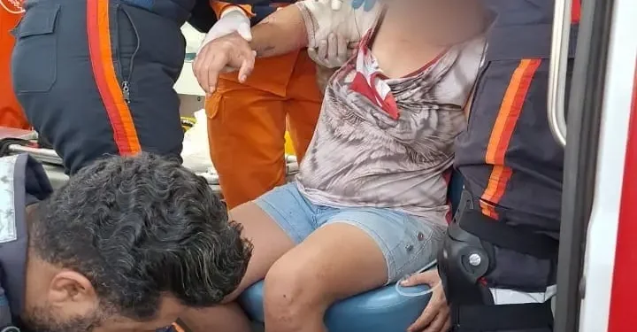 carro-capota-e-despenca-em-ribanceira-de-50-metros;-casal-e-resgatado-em-luziania
