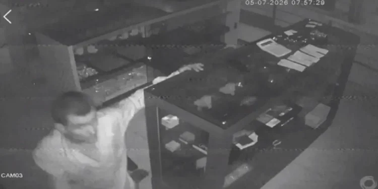 quadrilha-invade-joalheria-por-teto-de-shopping-e-leva-r$-400-mil-em-mercadorias-em-goiania