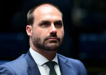 “quero-retornar-ao-brasil”,-diz-eduardo-bolsonaro