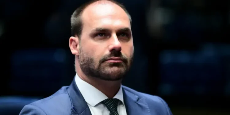 “quero-retornar-ao-brasil”,-diz-eduardo-bolsonaro
