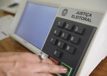 numero-de-brasileiros-aptos-a-votar-no-exterior-cresce-31,8%-e-bate-recorde-em-2026