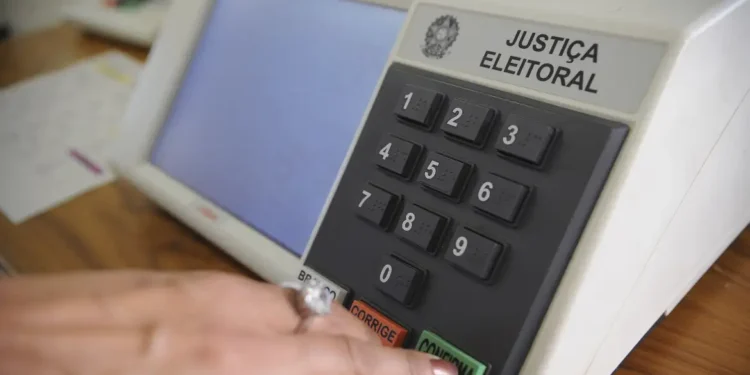 numero-de-brasileiros-aptos-a-votar-no-exterior-cresce-31,8%-e-bate-recorde-em-2026