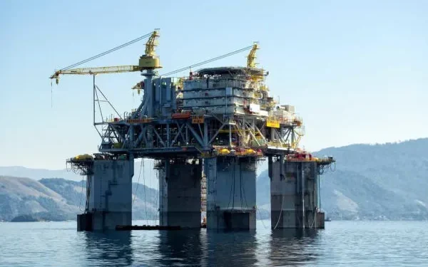 petroleo-fecha-em-alta-com-escalada-das-tensoes-entre-eua-e-ira-e-temor-de-desabastecimento
