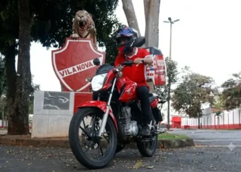 e-o-amor:-torcedor-do-vila-nova-cruza-o-pais-de-moto-rumo-a-maceio