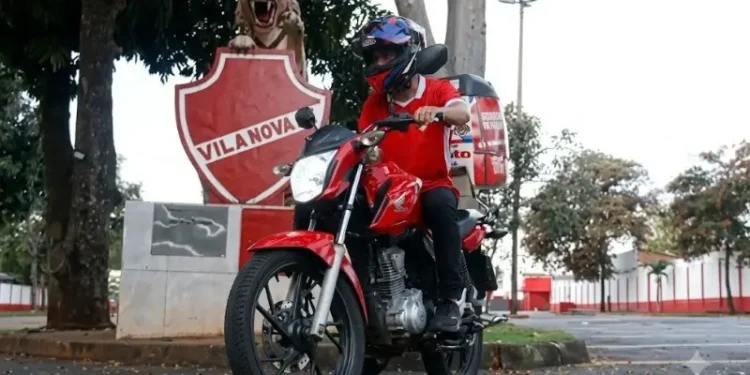 e-o-amor:-torcedor-do-vila-nova-cruza-o-pais-de-moto-rumo-a-maceio