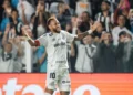 neymar-marca-pelo-santos-e-comemora-com-gesto-de-distribuir-cartas