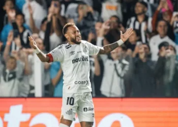 neymar-marca-pelo-santos-e-comemora-com-gesto-de-distribuir-cartas