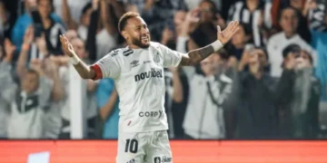 neymar-marca-pelo-santos-e-comemora-com-gesto-de-distribuir-cartas