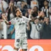 neymar-marca-pelo-santos-e-comemora-com-gesto-de-distribuir-cartas
