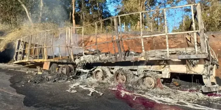 explosao-de-caminhao-interdita-via-na-br-153,-proximo-a-goiania