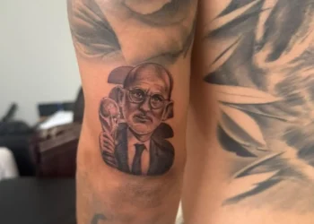 cucurella-cumpre-promessa-e-tatua-luis-de-la-fuente