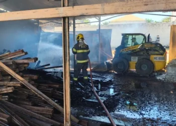 incendio-atinge-deposito-de-construtora-em-goiania;-policia-apura-acao-de-suspeitos