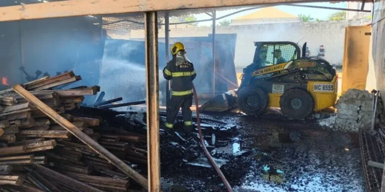 incendio-atinge-deposito-de-construtora-em-goiania;-policia-apura-acao-de-suspeitos