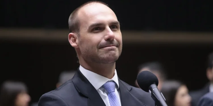 eduardo-bolsonaro-chora-em-inauguracao-de-emissora-nos-eua-e-diz-temer-prisao