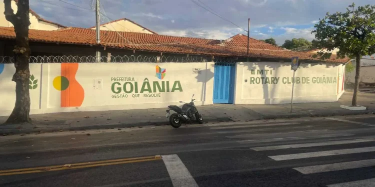 pais-denunciam-falta-de-professores-e-reducao-da-carga-horaria-em-escola-municipal-de-goiania