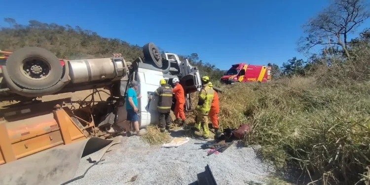 caminhao-carregado-com-brita-sai-da-pista-e-motorista-morre-na-go-203,-em-ipameri