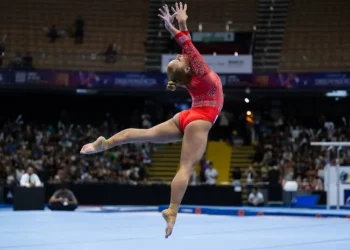 brasileiro-de-ginastica:-flavia-saraiva-lidera-tres-aparelhos-em-brasilia