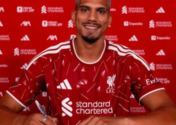 ronald-araujo-e-emprestado-pelo-barcelona-ao-liverpool-ate-junho-de-2027