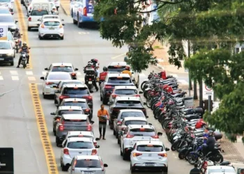 adesivo-eleitoral-no-carro-pode-deixar-motorista-sem-indenizacao-do-seguro;-entenda