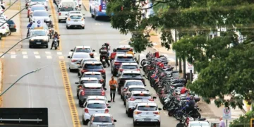 adesivo-eleitoral-no-carro-pode-deixar-motorista-sem-indenizacao-do-seguro;-entenda