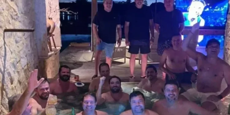 senador-pede-investigacao-apos-vazamento-de-foto-em-piscina
