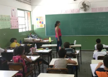 rede-de-educacao-de-goiania-entra-em-greve