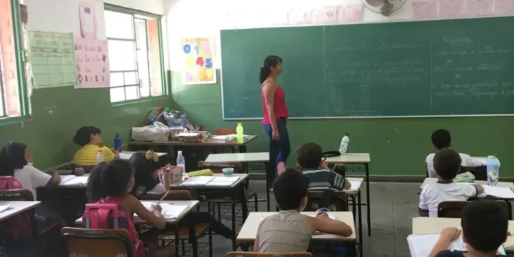 rede-de-educacao-de-goiania-entra-em-greve