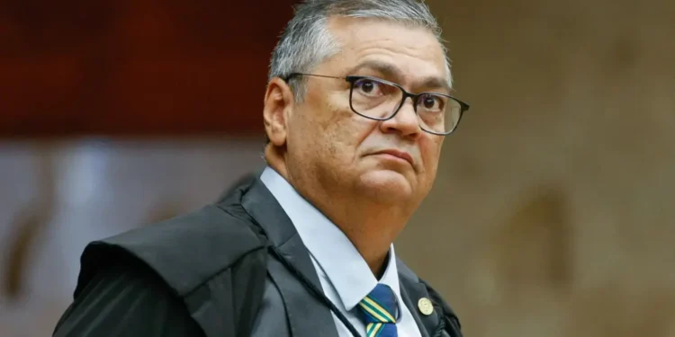 flavio-dino-diz-ser-alvo-de-“agressoes-e-injusticas”-apos-operacao-da-pf