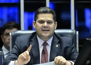 alcolumbre-anuncia-avanco-de-pec-que-preve-fim-da-escala-6×1-no-senado