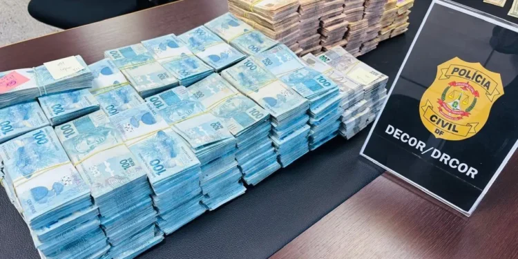 pcdf-apreende-r$-1,8-milhao-durante-operacao-contra-suspeita-de-lavagem-de-dinheiro-em-brasilia