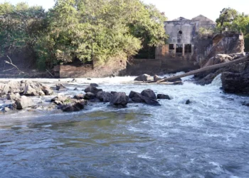 espuma-aparece-no-rio-meia-ponte-em-goiania-e-mobiliza-investigacao