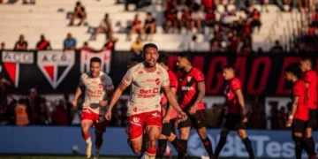vila-nova-supera-atletico-go-e-ganha-forca-na-briga-pelo-acesso