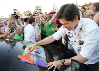daniel-vilela-abre-campanha-em-goiania-com-adesivaco