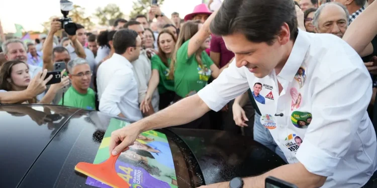 daniel-vilela-abre-campanha-em-goiania-com-adesivaco
