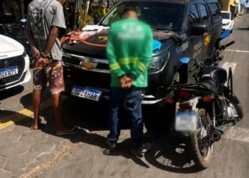 dupla-e-presa-suspeita-de-cometer-roubos-contra-adolescente-e-idosa-em-aparecida-de-goiania