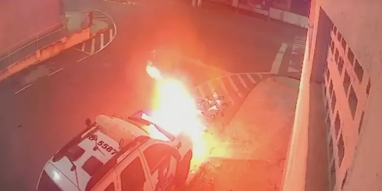 motociclista-incendeia-viatura-da-pm-e-foge-no-espirito-santo