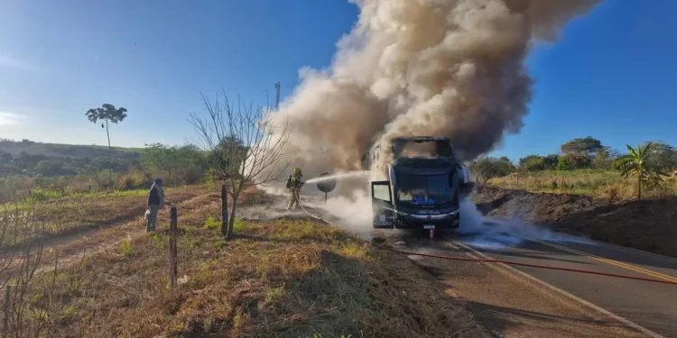 incendio-destroi-onibus-na-br-364,-no-interior-de-goias