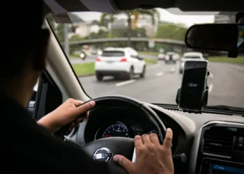 mpt-processa-uber-e-pede-r$-321-milhoes-por-taxa-a-motoristas