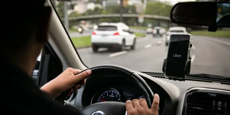 mpt-processa-uber-e-pede-r$-321-milhoes-por-taxa-a-motoristas
