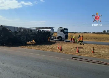 carreta-com-combustiveis-tomba-na-br-020-e-interdita-rodovia-em-brasilia