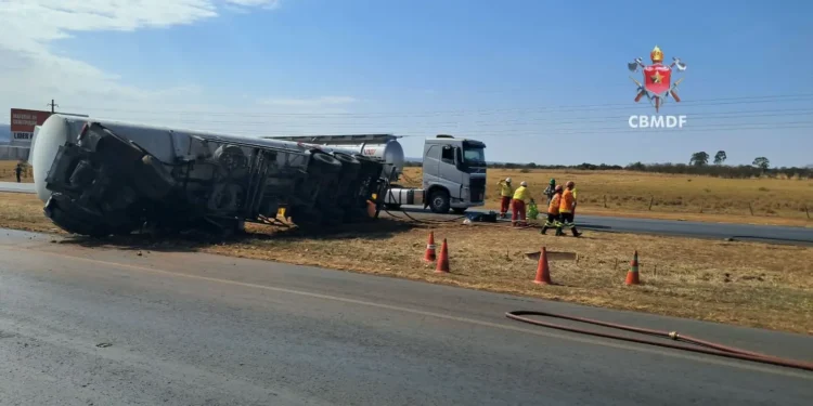 carreta-com-combustiveis-tomba-na-br-020-e-interdita-rodovia-em-brasilia