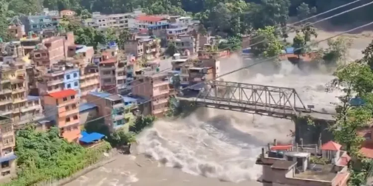 enchentes-no-nepal-e-no-tibete-deixam-98-mortos-e-834-desaparecidos
